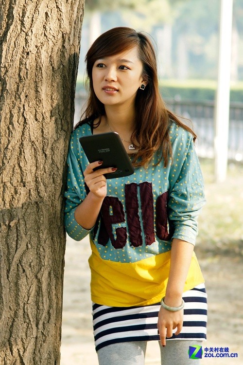 <em>美女</em>与汉王电纸书<em>黄金屋</em>感受秋天之美_电子书