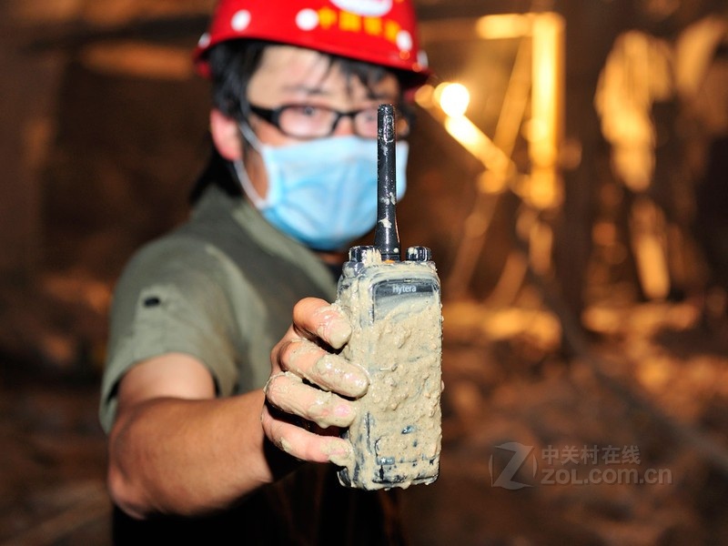优点: 1、对讲机的做工和用料很不错,符合美国军用标准 MIL-STD-810 C/D/E/F/G 和 IP67 工业防护标准,就是掉水塘了也没事。一些大型工程喜欢用这个,有时操作不小心掉水坑里那是常有的事。2、双模,过度兼容性不错,现在用用模拟,明年改用数字,不用更换。3、具备语音数字加密,平时用更保险可靠一些,特别是一些特种装备,就需要加密。4、功能丰富,文本消息、扫描、紧急报警、倒放报警、自动登记、高速数传和单独工作等功能,足够我们平时用的了。5、大尺寸LCD显示屏,能够在强光下使用,很方便。