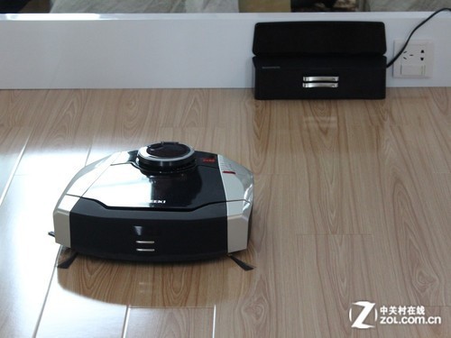 解放双手 科沃斯展示智能清洁机器人_科沃斯吸