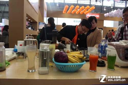 现场演示烘焙面包 九阳AWE展台香气袭来