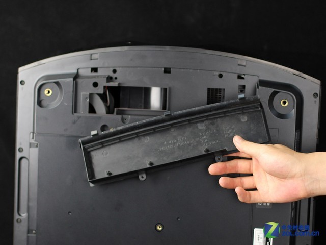 /slide/466/4664528_1.html projector.zol.com.cn true 中关村在线 http://projector.zol.com.cn/466/4664528.html report 288 索尼VW500ES采用顶置更换灯泡的方式,方便在吊装投影方式下更换光源。该机并没有设计螺丝孔来固定灯泡仓的顶盖,而是直接采用了抽拉式的设计,只需将顶盖向后拉伸即可。该机采用日本尤志旺265瓦超高压汞灯,灯架配置有卡槽,插卡式电源接口设计,松开固定灯泡架的螺.