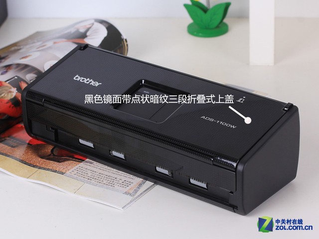 �ֵ�ADS-1100W��Яɨ���ǲ��������۵�ʽ�ϸǣ��ϸǱ���Ϊ��ɫ�������״���Ƶ�Ϳװ�����ܱ���ָ��ͿĨ���µ����գ���ʹ��ɨ���ǻ�������һ�ֿ��ŵ�ζ�����ϸǽ��ۻ�����ʹ�ò���;���ϸǲ��������״򿪡�
