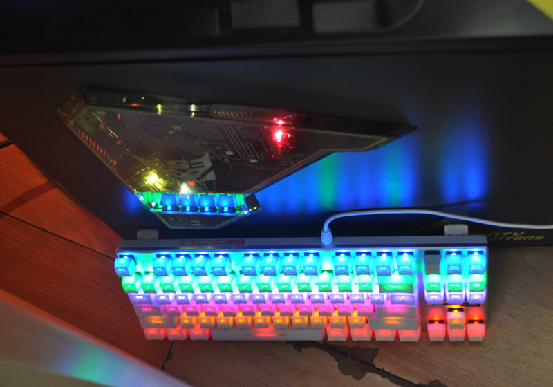 超带感!六色彩光机械键盘亮瞎你的眼!_笔记本电脑