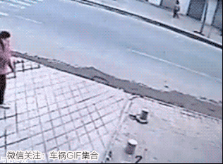 【高清图】 惊心动魄三十秒:车流中穿行女子被撞飞图7