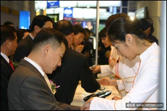 ʢ����ǰ��ɽ�˺� DMB EXPO06������ĻͼƬ����,ͼ8-ZOL�йش����ߵ�8��