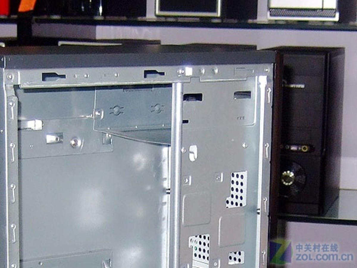 【高清图】硬盘竖着装 富士康锐狐800机箱仅1
