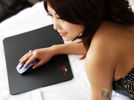看到喷血 地狱火鼠标垫模特美女图.3
