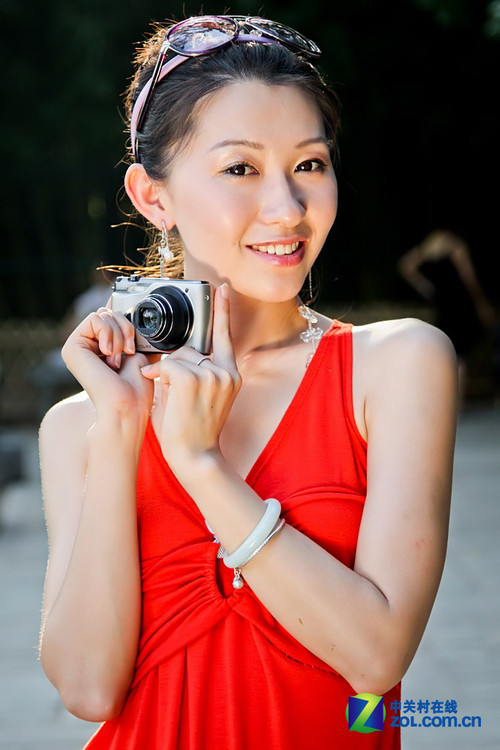 当美女遇到它 FH100与模特的亲密接触 