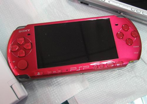 依然值得入手 psp3000港版红色售1050元_索尼