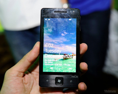 MWC2011见 华硕首款WP7机型E600多图秀