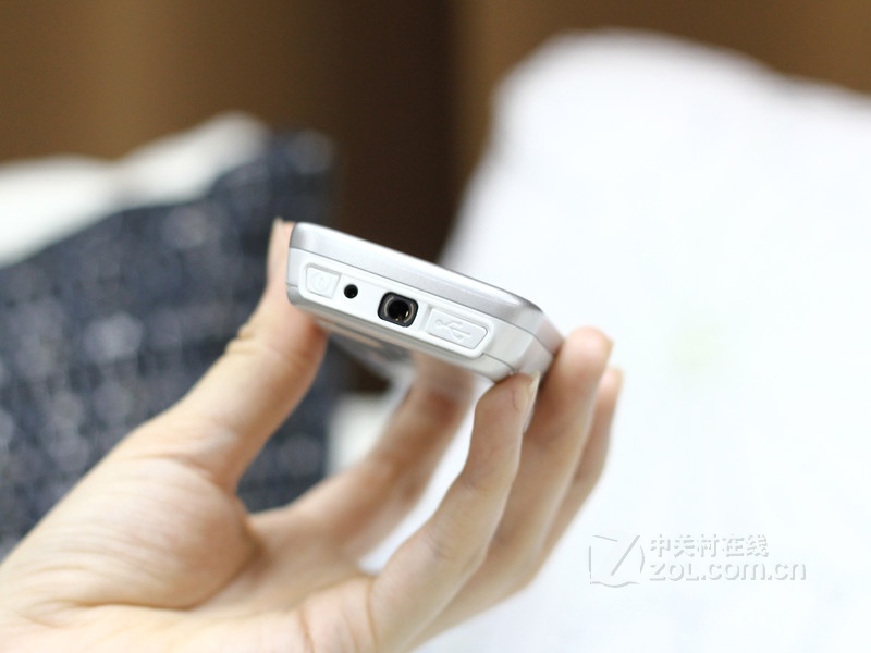 【人物-白色图】诺基亚5233白色顶部图片 图1