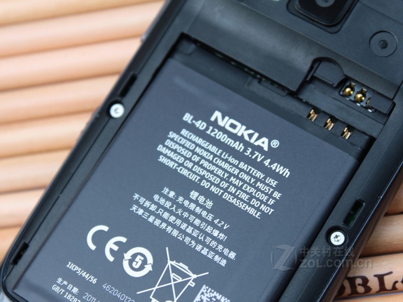 【室内自由图】诺基亚702T黑色电池仓图片 图