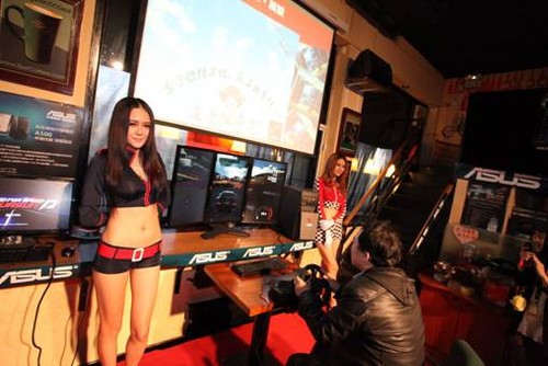 泰坦降临 华硕游戏三联屏电脑CG8565体验会震