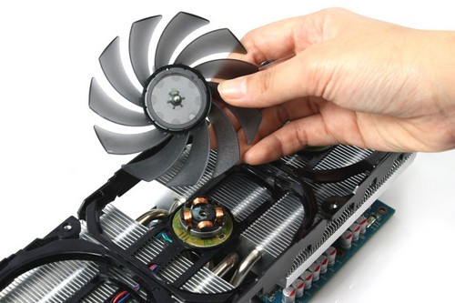 4G海量显存 三风扇五热管GTX680冰龙发布_映