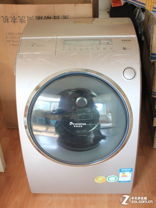 雨滴型内筒特写 三洋 XQG60 L832BCX 滚筒洗衣机采用的雨滴型内筒,在洗涤时陡峭与平缓的两侧提举面,带来强劲、柔和两种洗涤动力,全方位应对不同衣物的洗涤要求;这种设计可刻意控制衣物翻滚状态和摔落点,带来更细致入微的均匀洗涤。均匀分布于滚筒内壁的雨滴状颗粒,曲面设计令织物自然拉伸,避免收缩、变形;前端特有细流孔,均匀喷出细腻水流,呵护衣物。 在功能上,这款三洋滚筒洗衣机拥有360智能感控、中途添衣、除菌浸泡、超净漂洗、预洗、故障自检、断电记忆、空气洗等实用功能;在产品的使用寿命以及健康洗涤上也有