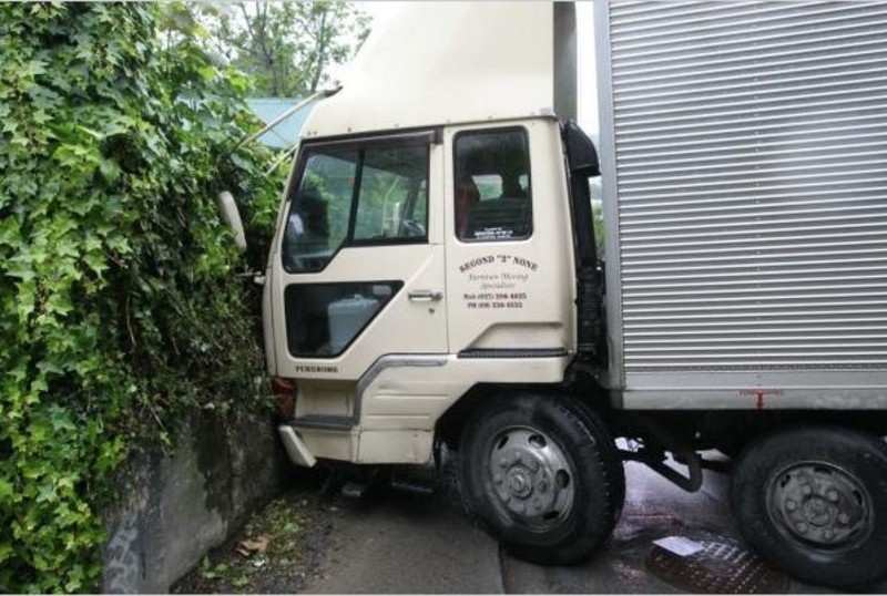 高清图】过分相信GPS 新西兰司机U型弯道被