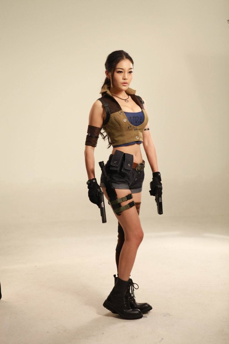 住的女人,比如女王,今天给大家带来一组非常性感的持枪cos,扮演狙击手