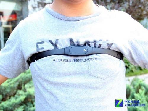 首先腕表时采用无线连接的,所以只需要佩戴心率带在身上即可