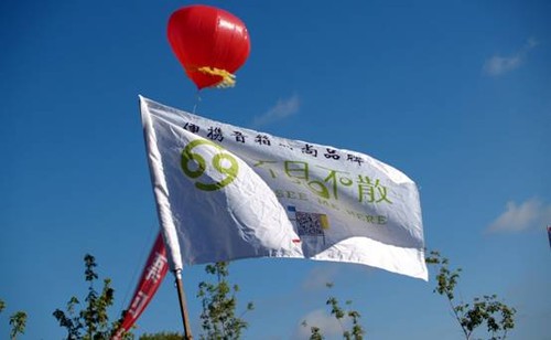 这是粉丝为不见不散制作的旗帜,在长途旅行的过程中难免有些褶皱,但这