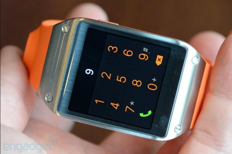 三星galaxy gear通过nfc 配对,并利用蓝牙功能与智能手机连接,利用