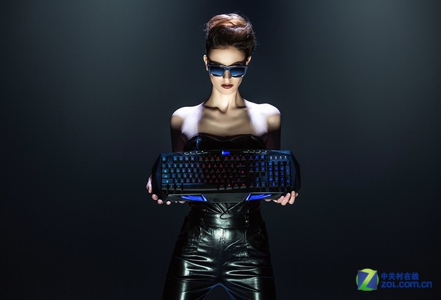 外设装第13期 中外美女演绎精灵科技_精灵 战神k9全彩背光键盘_键鼠图