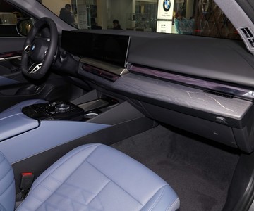 ����5ϵ 2024�� 525Li M�˶���װ�пط�����1