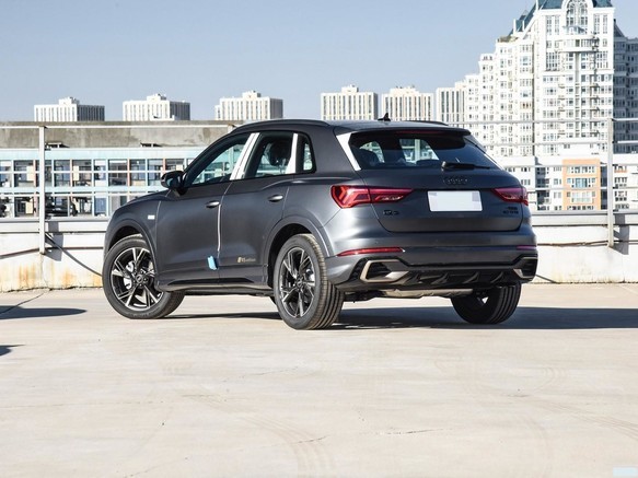 奥迪q3 2024款 40 tfsi rs套件燃速型