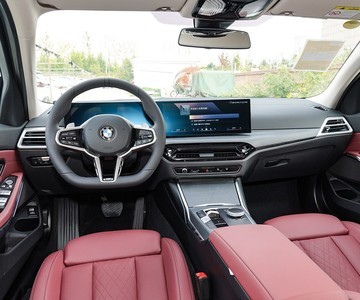 ����3ϵ 2025�� 325i M�˶���װ�пط�����1