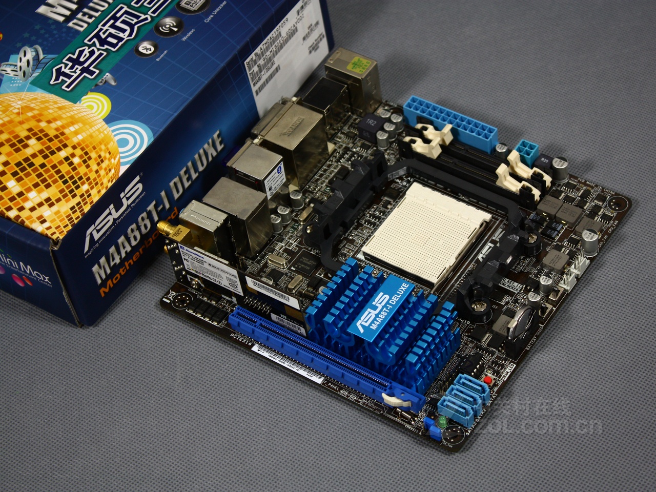 华硕m4a88t-i deluxe - 整体外观