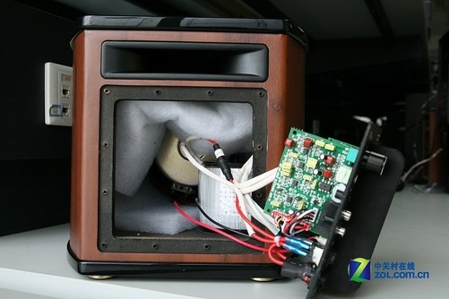 1标准版和金河田g010箱体内部空间相当充裕,元件摆放相对松散,之间的