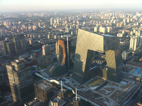 鸟瞰中央电视台大楼游客眺望远方晚上还有很多乐队表演