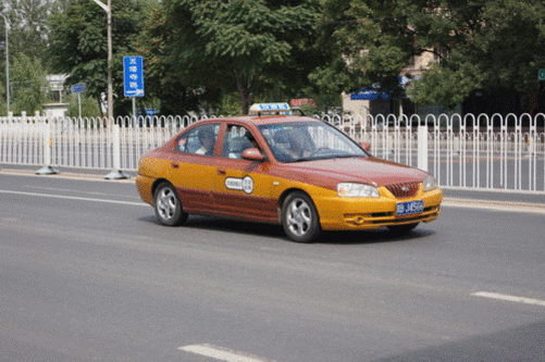 出租车从远到近