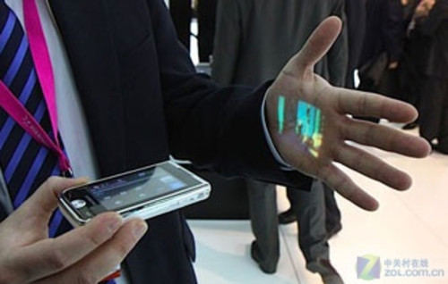 电池不给力 老茂批手机内置微投是垃圾