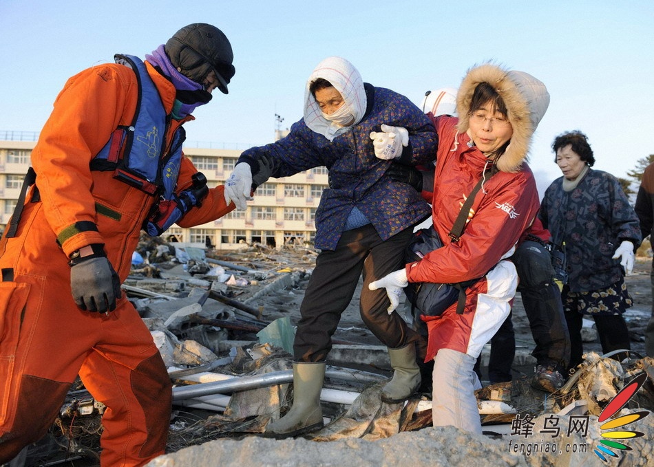 【高清图】 日本大地震,救援进行中图2