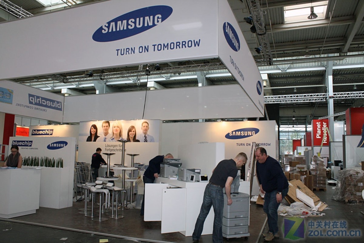 【高清图】[cebit2011]三星显示展台火热布置中图1-zol中关村在线