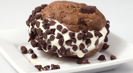 就是"ice cream(冰淇淋)"或者"ice cream sandwich(冰淇淋三明治)"