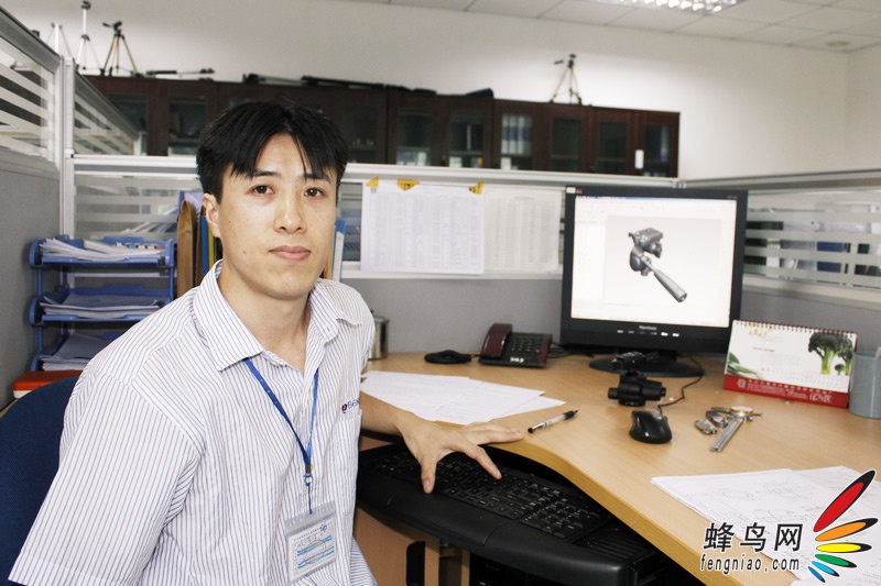 【高清图】 蜂鸟网专访百诺三脚架云台产品工程师图1