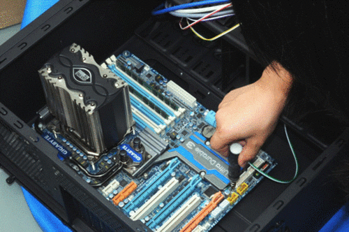 用螺丝固定主板安装显卡接主板供电线接cpu供电线安装硬盘机箱采用全