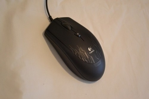 罗技g100套装中的鼠标特写