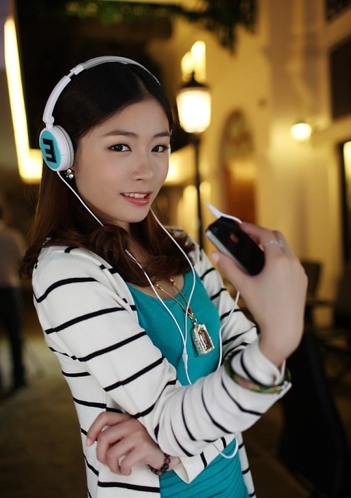 【高清图】 非诚最萌女许秀琴细说意想派耳机访谈图1