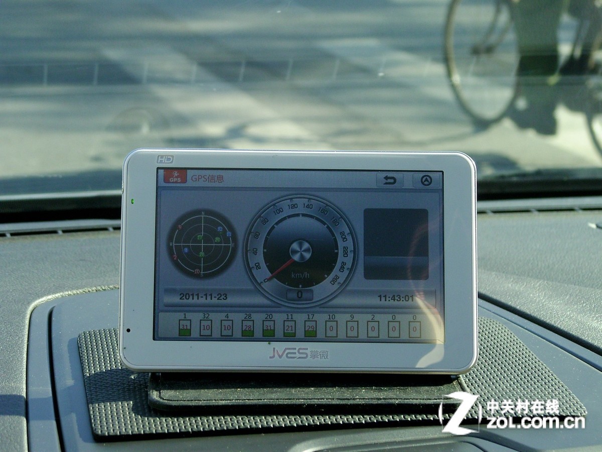 【高清图】 白色超酷pnd 掌微v8n导航仪与众不同图1