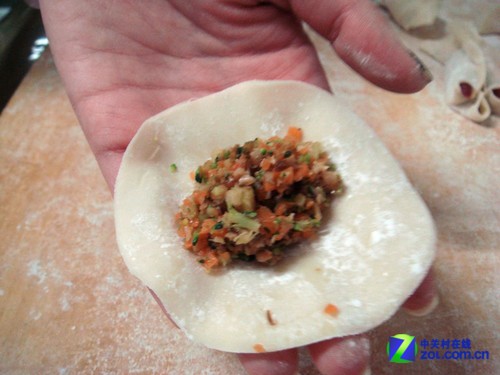 春节全家亲手实践 打造饺子的七种包法