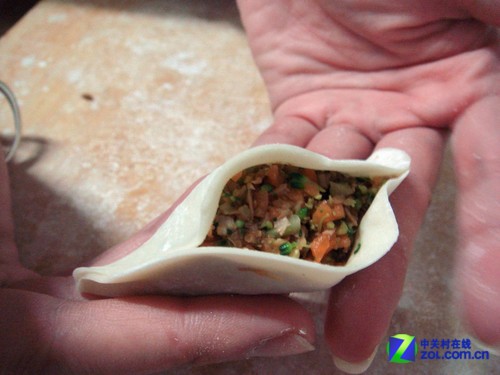 春节全家亲手实践 打造饺子的七种包法