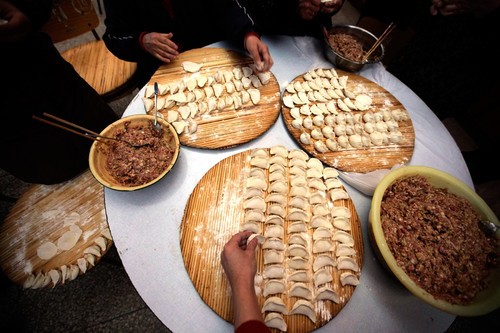 春节聚会究竟怎么拍在家庭聚餐过程中免不了要拍合影,以及对聚会