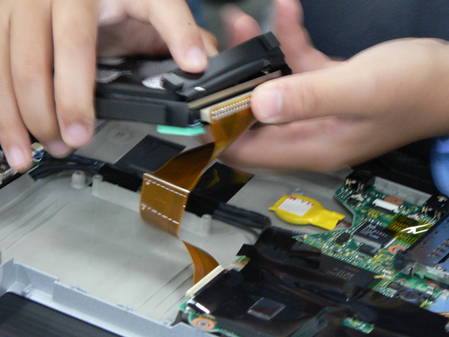 图文日本学生亲手组装松下笔记本