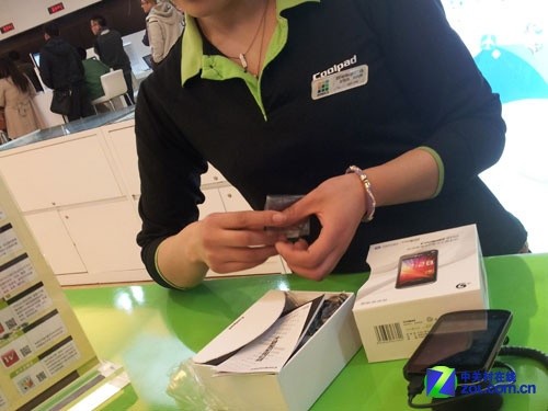 5分 理由:酷派体验店的店员看到顾客在柜台前观看手机,主动上来热情