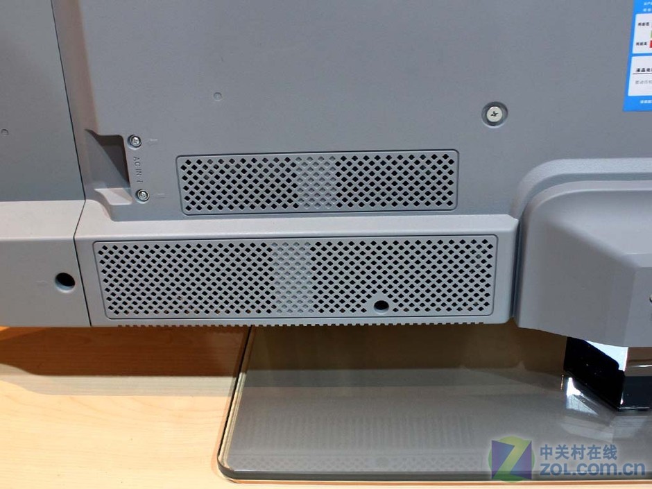 tcl智能电视首曝 为了让产品有更好的散热效果,tcl电视在背板后方加入