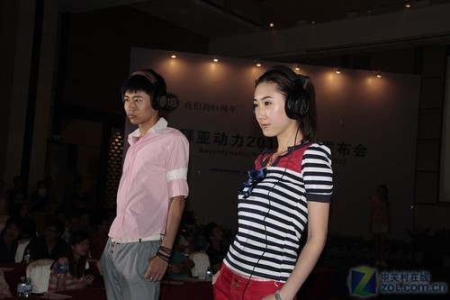 帅哥+美女!拜亚88年新品发布会T台秀