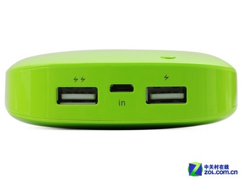 两个usb输出接口,中间的是micro usb输入接口